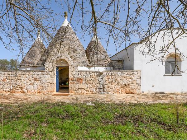 Lamia antica con trulli 
