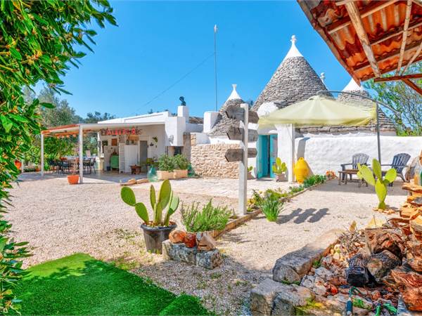 Incantevole Proprietà con Trulli e Lamie a Ceglie Messapica